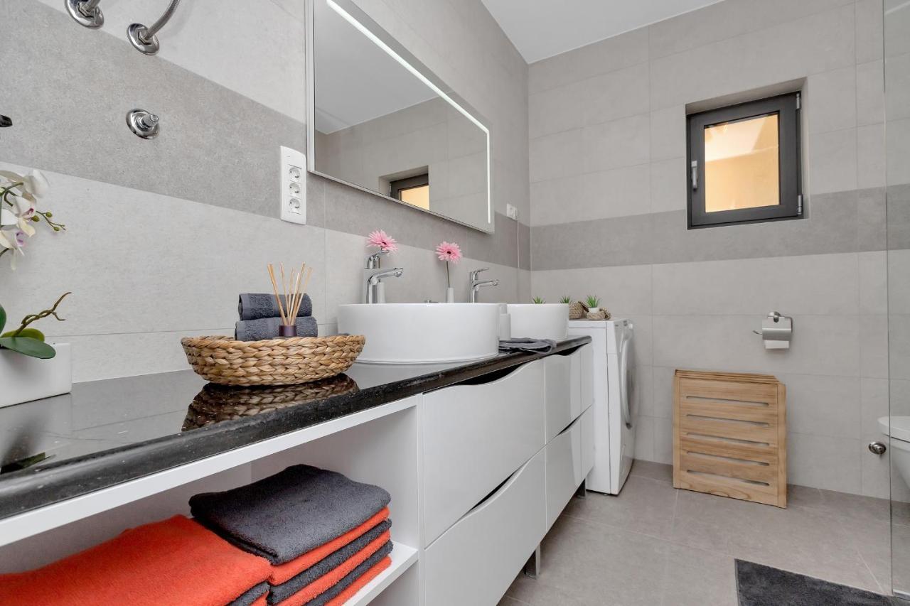 Luxury Apartment Sidro With Free Beach Parking Макарська Екстер'єр фото
